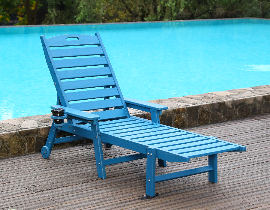 Plava HDPE ležaljka Adirondack uz bazen spremna za ronjenje