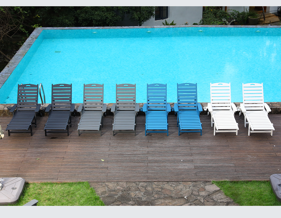 Plava HDPE ležaljka Adirondack uz bazen spremna za ronjenje