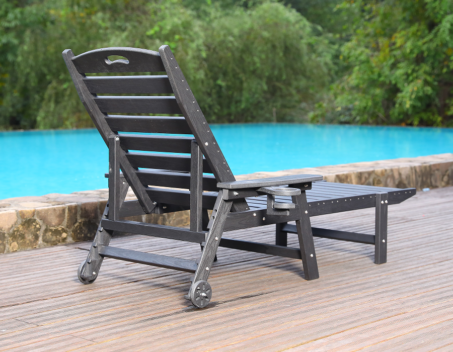 Plava HDPE ležaljka Adirondack uz bazen spremna za ronjenje