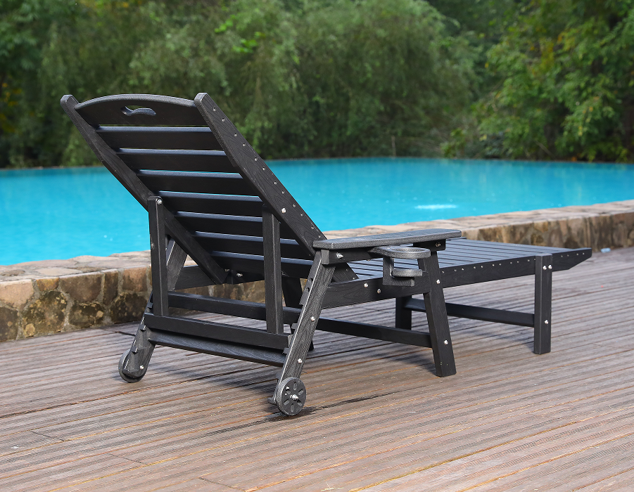 Plava HDPE ležaljka Adirondack uz bazen spremna za ronjenje