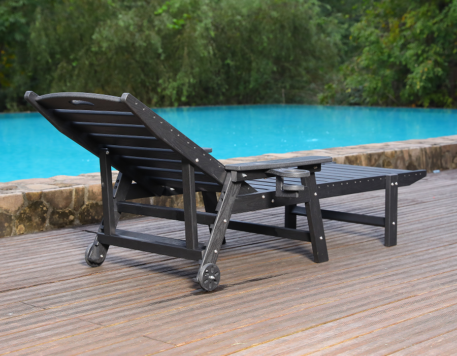 Plava HDPE ležaljka Adirondack uz bazen spremna za ronjenje