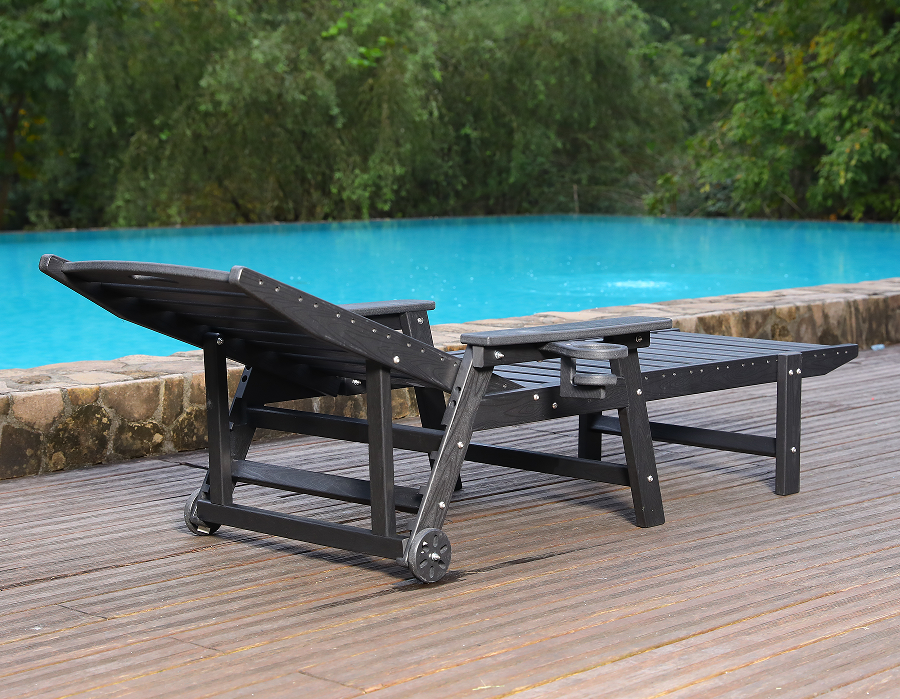 Plava HDPE ležaljka Adirondack uz bazen spremna za ronjenje